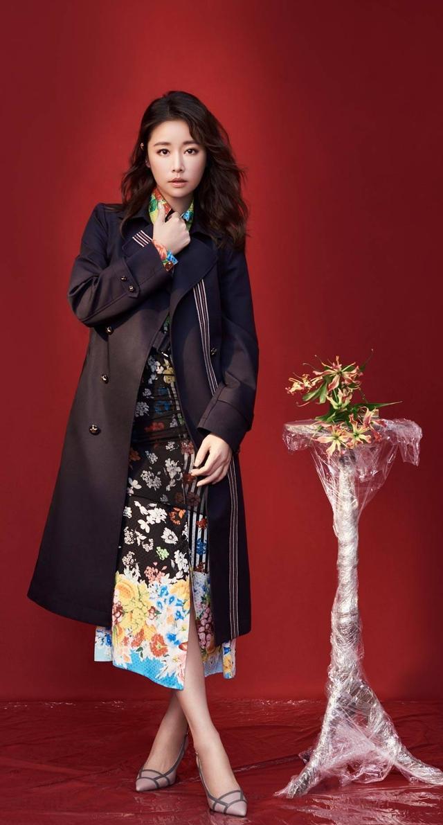 卷发|又被45岁林心如惊艳了，穿抹胸印花裙配大波浪卷发，优雅迷人