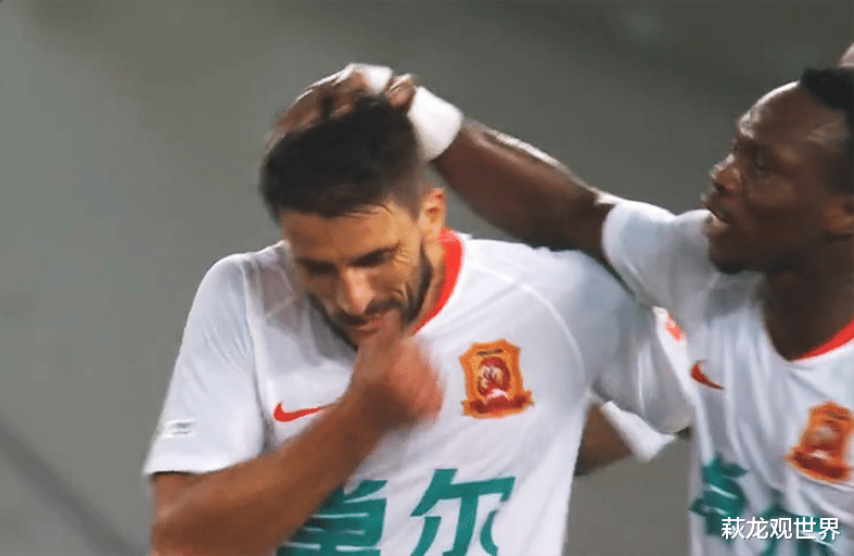 李霄鹏 三哥拼满全场 李霄鹏拿手机笑得合不拢嘴！莱昂纳多争冠组反戈泰山