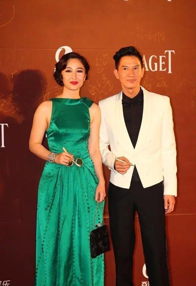 哚乐Like时尚|张家辉真幸运，关咏荷一袭复古绿长裙美艳绝伦，奔六年纪依然女神