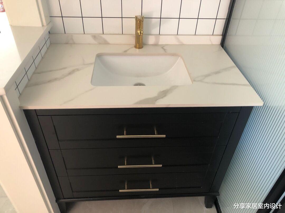 看她家新房，全屋定制的柜子美观又实用，做开放式厨房非常合适！