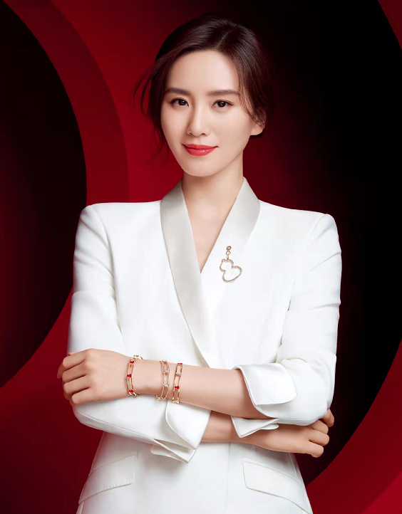 刘诗诗|刘诗诗爱上大红唇！新广告穿白西装都难掩妩媚感，女人味开挂超美