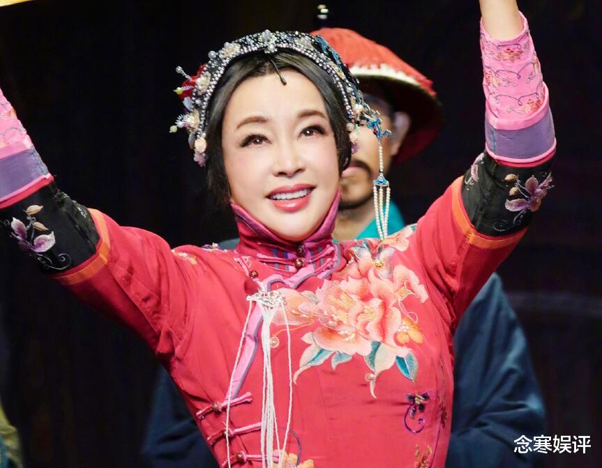 刘晓庆|刘晓庆戴巨型玉镯写福，圆润油腻发福长胖明显，删除视频缓解尴尬