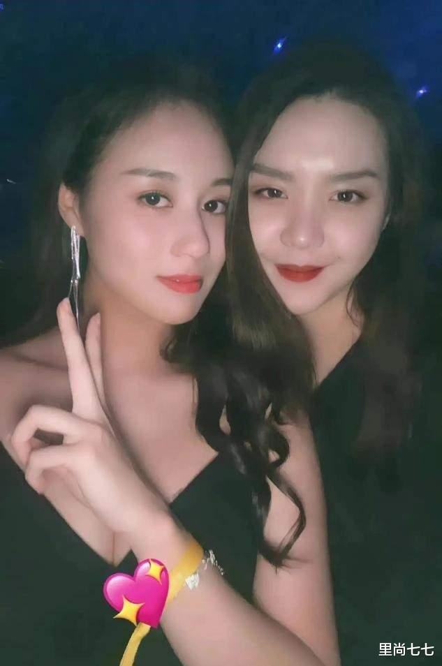 里尚七七 赌王幼女何超欣罕露面,穿抹胸裙身材太有料,脸和四太年轻时太像