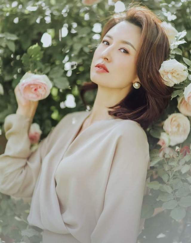 李思思|央视主持人齐聚！张蕾李思思同框比美，相差8岁长相却宛如亲姐妹