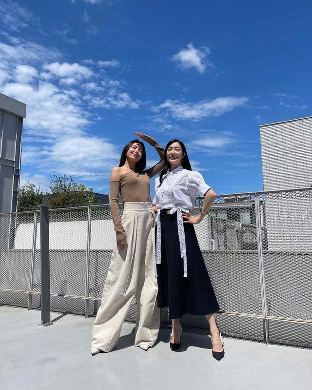 八只爪的猫|“少女时代”罕见合体！黄美英脸胖了点，穿白衬衫仍是颜值担当