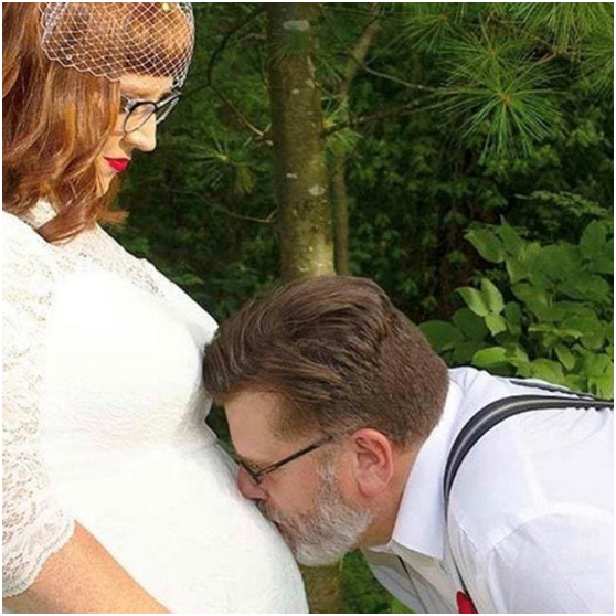 睹图 31岁女子与丈夫离婚后转身嫁给60岁公公，如今还生下一个女儿