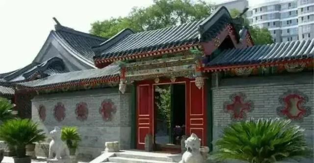 清浅微笑的我|60万升到1200万，成龙这座四合院买值了