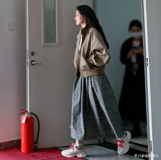 杂志|两大影后同框录制，45岁舒淇生图似少女，61岁惠英红皮肤光滑