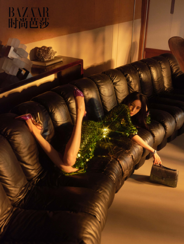 杨幂|?杨幂再登时尚芭莎，小蛮腰大长腿，实力演绎辣妈形象！