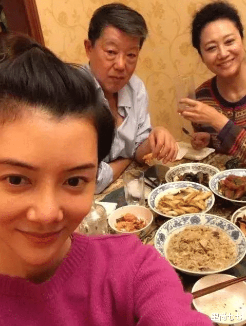 车晓彤|车晓带父亲去医院，罕见晒亲爸身材暴瘦，父女俩同款朝天鼻抢镜