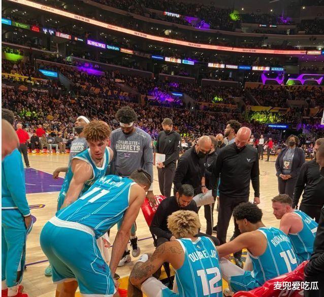 陈冠希|陈冠希一家看球赛？素颜状态暴露真实颜值，网友：越来越像赵本山