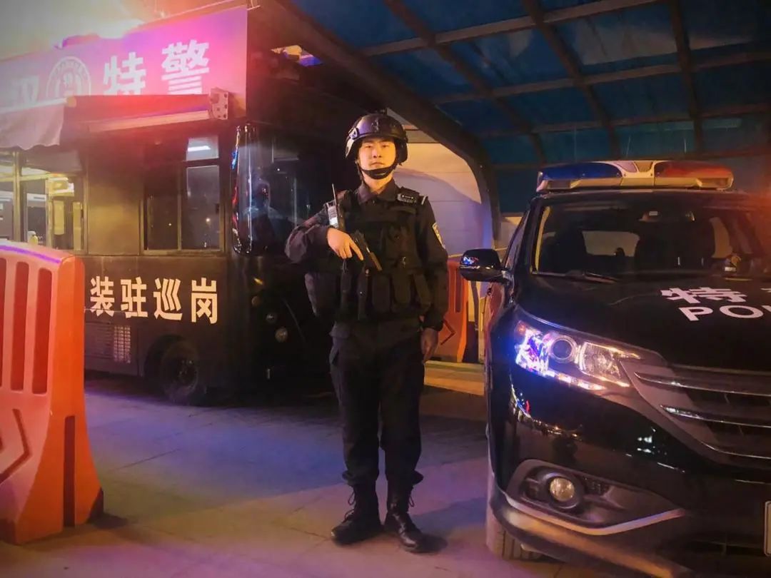 女孩 地铁站，女孩发现被偷拍大声呼喊，偷拍男子被生擒