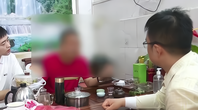 辅警 深圳男子3万5买钻戒，检测竟是假的，典当行拒绝退款“不尊重我”
