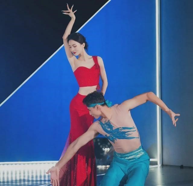 清浅微笑的我|金晨真不愧是拿过最高舞蹈奖——桃李杯的人,真的绝了