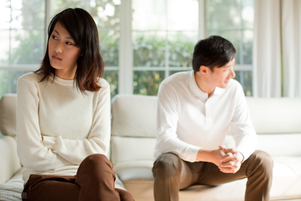 情感故事糖糖 看到前妻朋友圈炫富，我后悔了，妻子：“去找她借钱”
