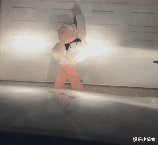 |田静晒悦悦跳舞视频，却被嘲讽作品太刻意，网友：你操的哪门子心