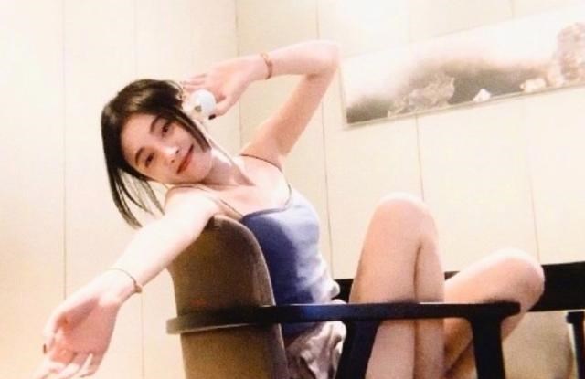 鞠婧祎|鞠婧祎“绿茶坐姿”火了，看到坐椅子状态，体重过百的人模仿不来