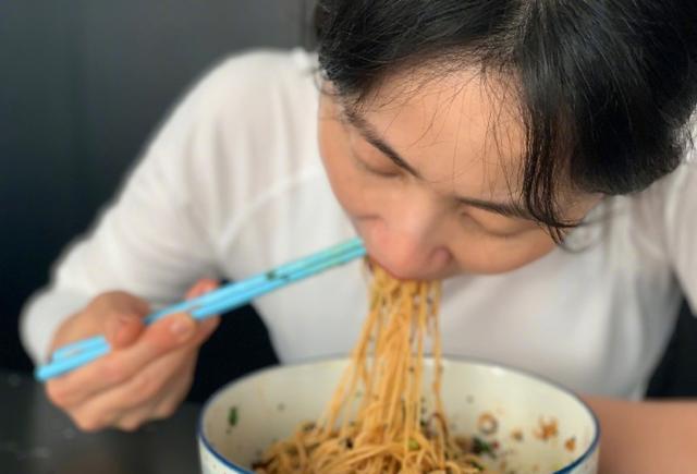 黄磊|黄磊晒了一碗面，瞬间被点赞过万，原来是把吃面的人真相了！