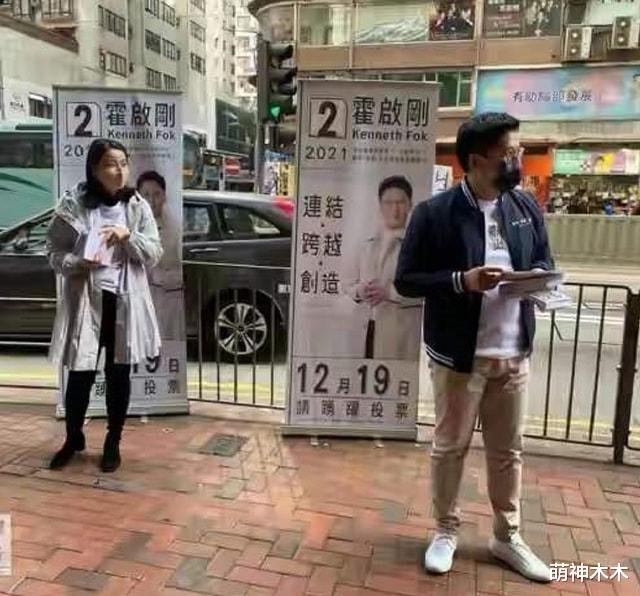 霍启刚|霍启刚就任仪式有气场，配饰显妻奴本色，被调侃口罩也是老婆给的