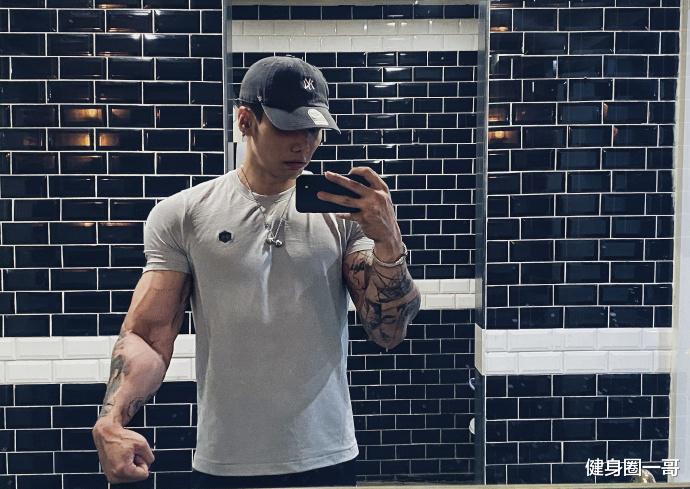 健身圈一哥 是肌肉奶爸也是斗腕选手,腹肌宛如搓衣板,麒麟大花臂完美吸睛!