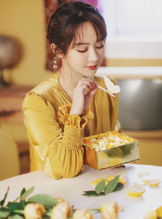 杨紫|杨紫的百万修图师骂惨，精修图丑到不敢认，还不如原图灵动！