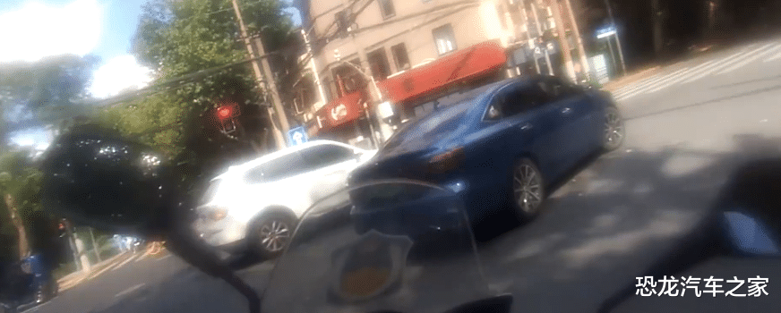 网约车司机肇事逃逸,逃逸途中多次冲撞警车,网友:好大的胆子