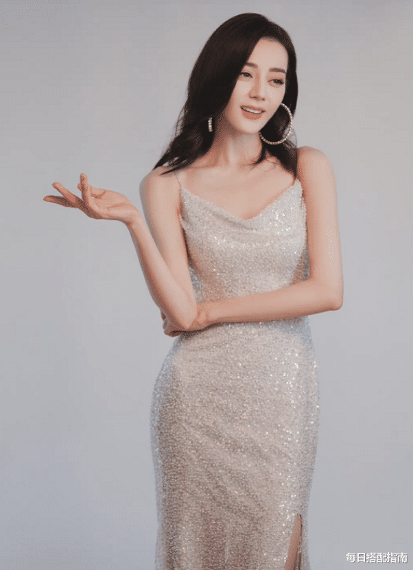 迪丽热巴|迪丽热巴真是尤物身材，穿抹胸长裙还配皮草，这“贵妇”气质绝了