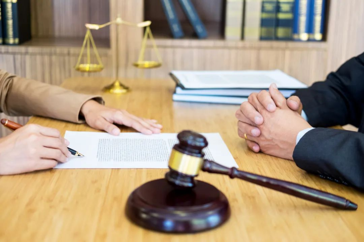 姑娘回家发现父亲过世,40万赔偿金竟被奶奶花光, 如何判决?