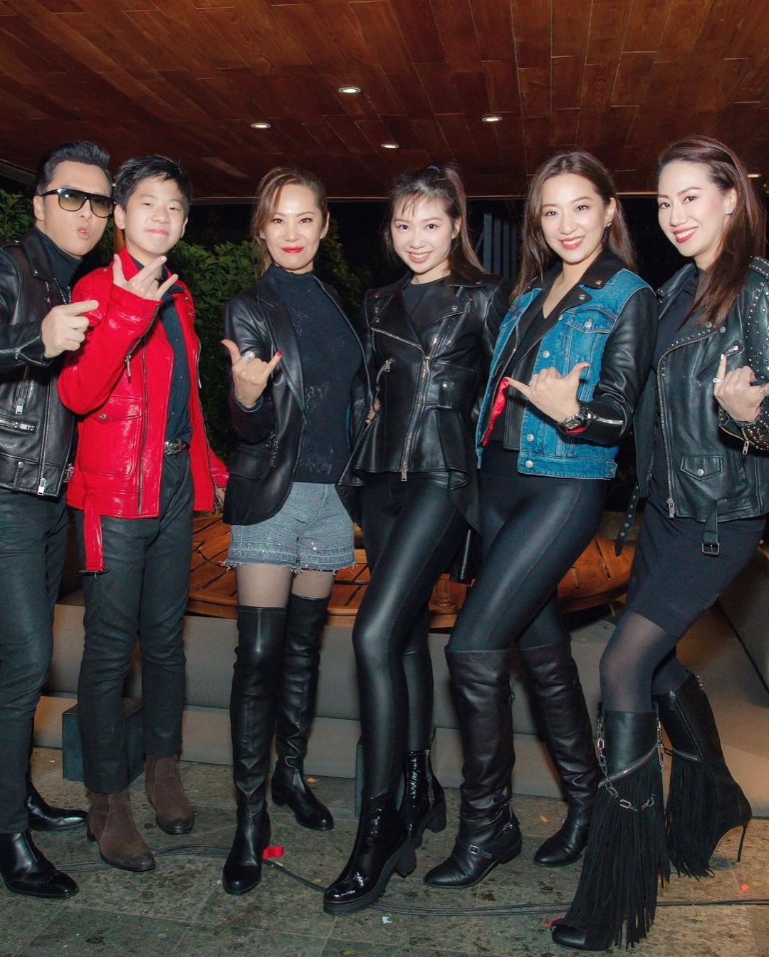 甄子丹|甄子丹夫妇夹击献吻幼子，14岁甄济嘉身高超爸爸，外婆穿短裤长靴