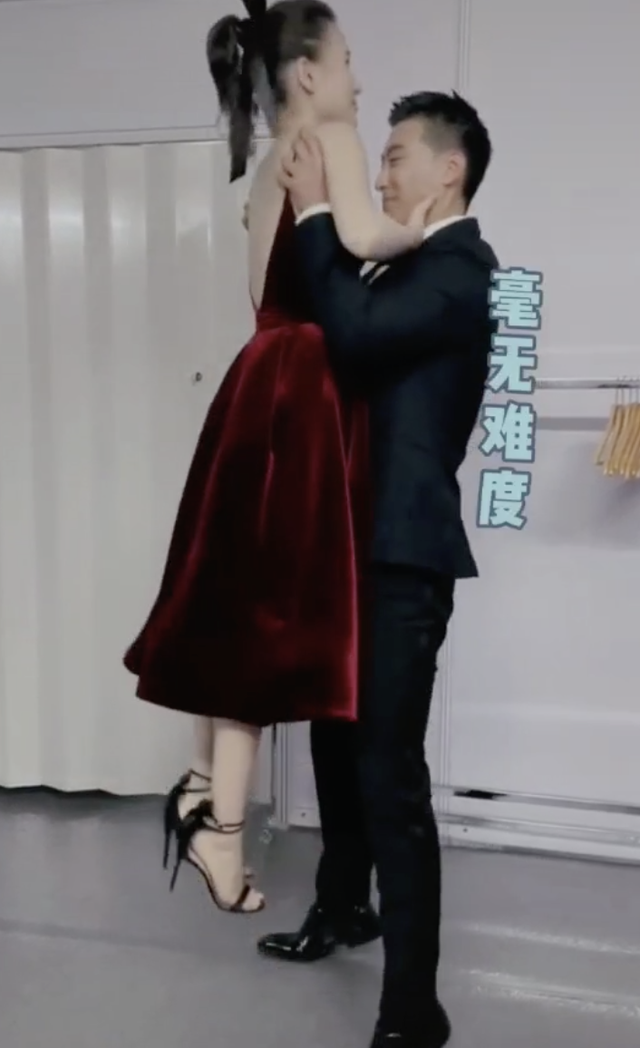 章泽天|何超莲520秀恩爱，被男友举高高毫无难度，窦骁一脸懵互动欢乐