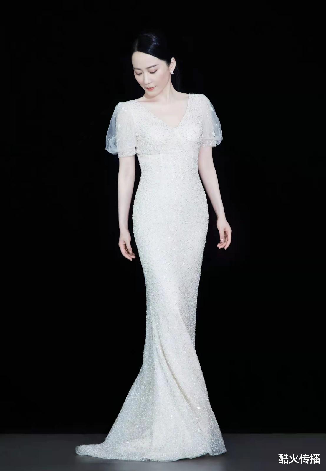 星汉灿烂|五十岁俞飞鸿活动生图曝光，身穿v领修身鱼尾裙，皮肤和身材比很多女艺人都好