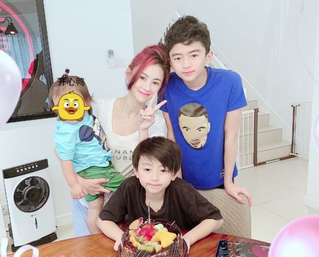 张柏芝|张柏芝逛超市被路人认出，穿极其宽松的外套都无法掩饰隆起的腹部