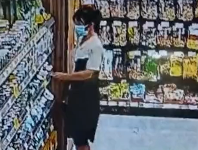 悦姐ya|江西一女子超市偷东西，多番掩饰以为不会被看出，监控记录全过程