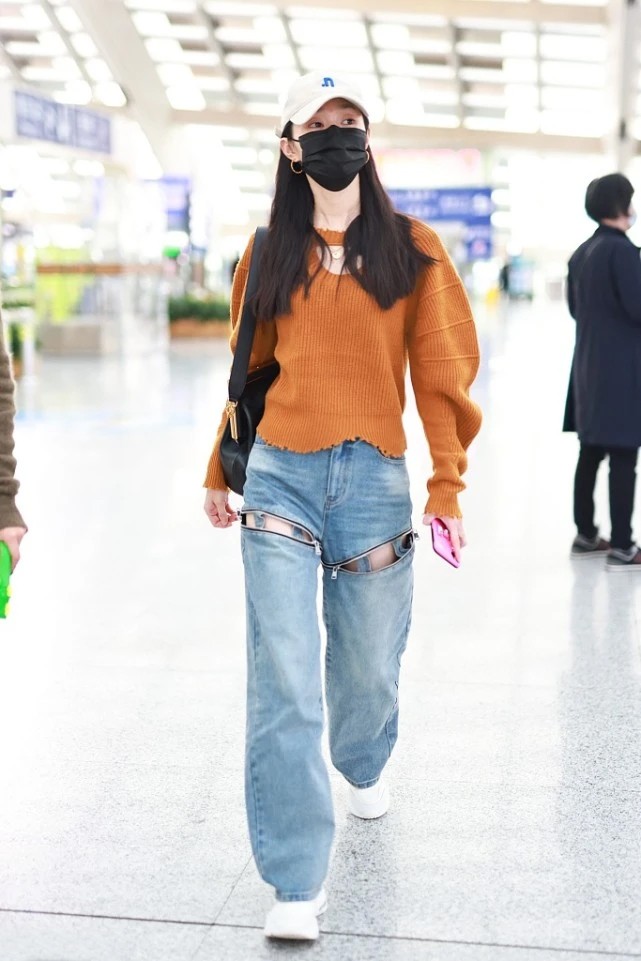 大表姐的时尚圈 宋轶的个性搭配,橙色毛衣散口工艺,牛仔裤大腿破洞,这真会穿