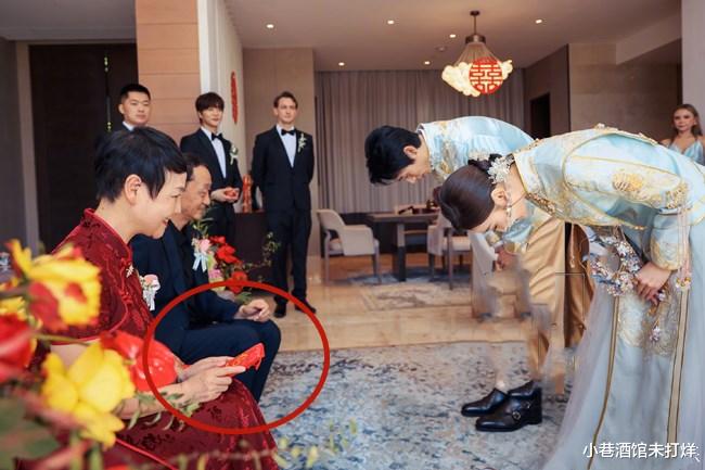 魏晨|于玮跪地向公婆敬茶，魏晨妈妈递上大红包！女方父亲的表情好心酸