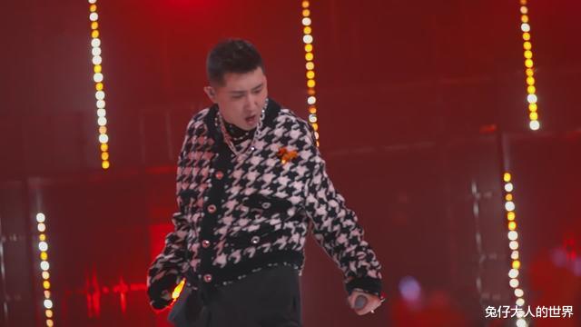 德云社|德云社尚九熙舞台公演，用唱歌的方式纪念英雄，网友直呼破防了