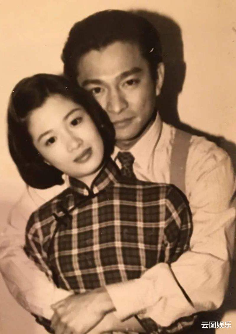 陈少霞|陈少霞陪富豪老公出席宴会，戴3条珍珠项链显贵气，已融入名流圈