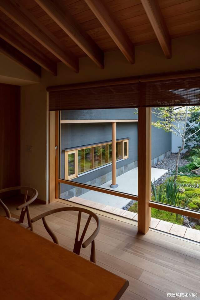 200㎡的日式住宅:以木为材,围绕一个流水庭院组织空间