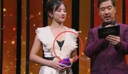 张国立|伊一时间紧迫登台才发现漏穿了抹胸，张国立全程礼貌眼