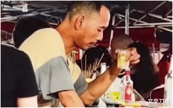 时尚小妹妹 中年男人街边独酌满目艰辛！网友：在他身上看见了心底的孤独