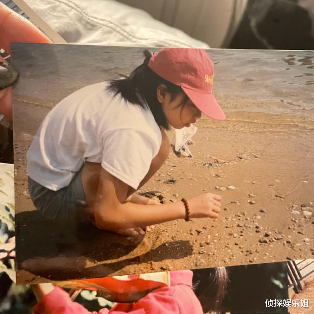 周扬青|周扬青晒儿时与爸妈合影，直面整容争议自侃从小到大长得毫无关联