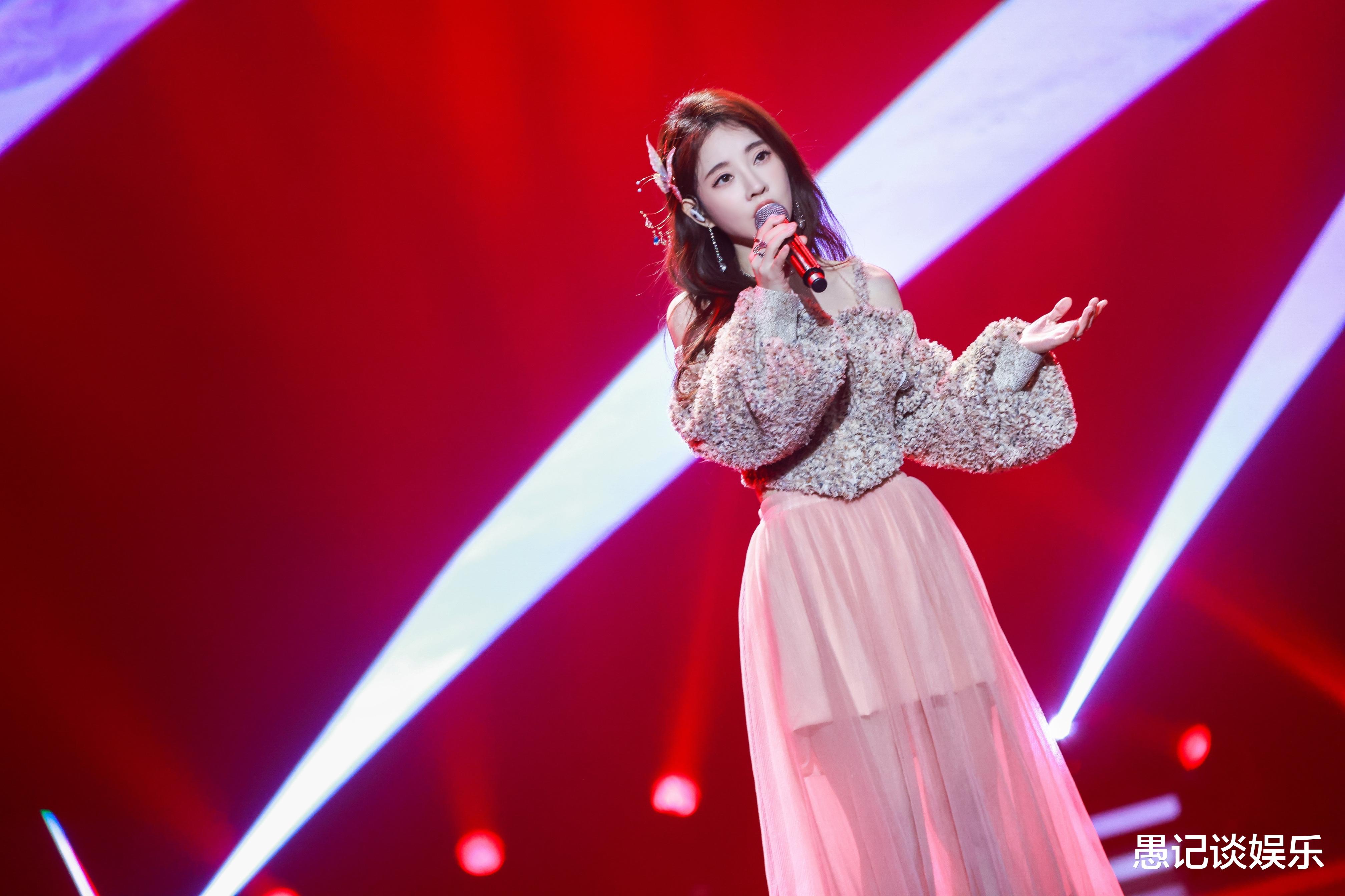 冯提莫|冯提莫生日献新歌《百战成川》，过去7年如梦幻，摇身一变成楷模