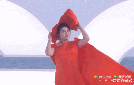 姚晨|再看2021年红毯翻车的15位女星，有人胸口套着“百叶窗”就出来了