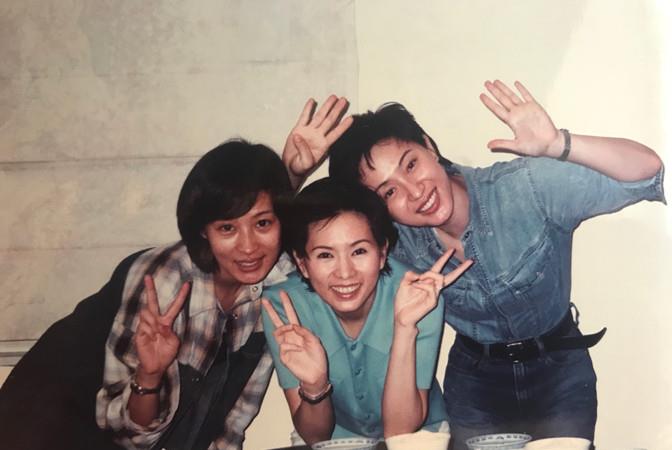 方脸妹说时尚|陈法蓉逆袭当老板变化大，穿衬衫裙容光焕发，不穿西装美过三闺蜜