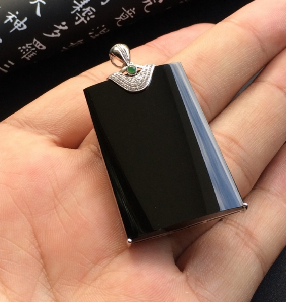 翡翠|刘烨佩戴墨翠英俊有型！你对翡翠界中的这匹“黑马”了解多少呢？