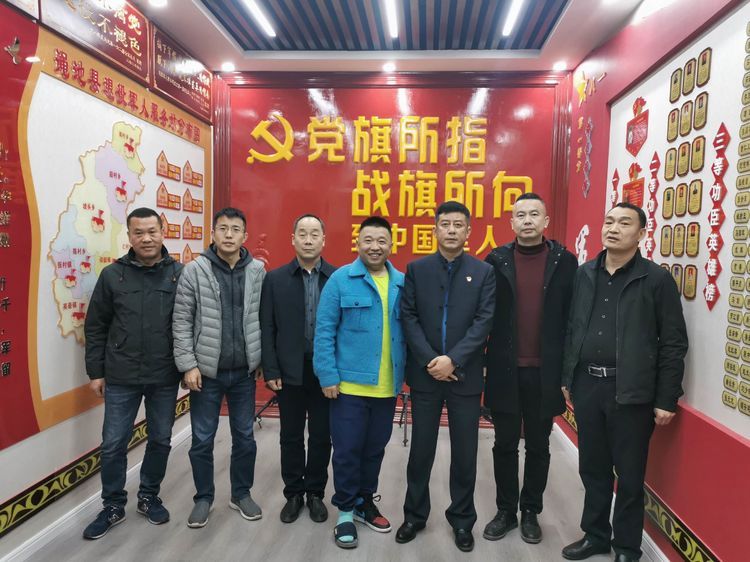 星耀见闻 转业军人影视戏剧导演张成晓勇到县退役军人事务参观杰出军人展馆