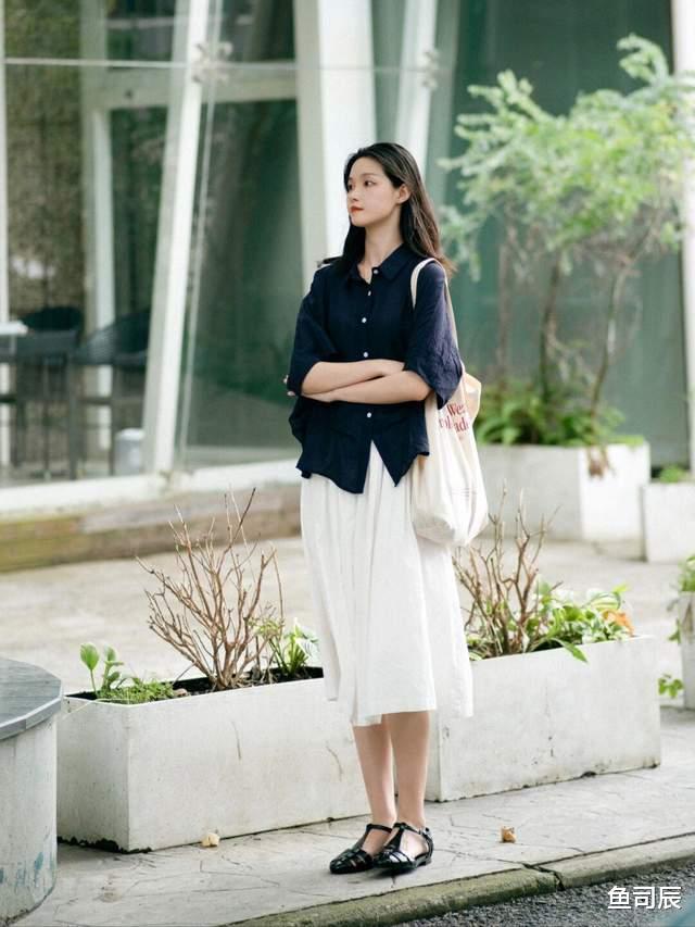 鱼司辰|休闲慵懒风怎么搭？条纹衬衫+棉麻长裤简约洋气，气质又优雅