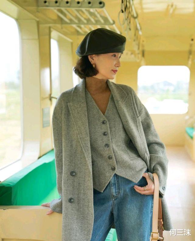 何三沫 50岁的女人别总穿一身黑，可以尝试浅色穿搭，演绎别样的视觉盛宴