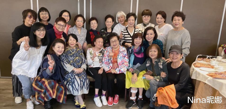 衬衫 米雪参加圈外聚会，穿衬衫长裤容光焕发，66岁红唇美貌靠边站抢镜