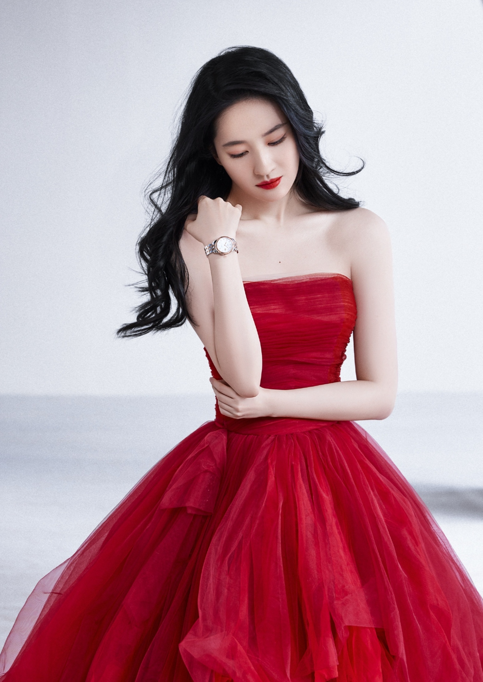 杨幂|刘亦菲为证自己不胖，一次穿两条蓬蓬裙，秀出“手掌腰”打脸黑粉